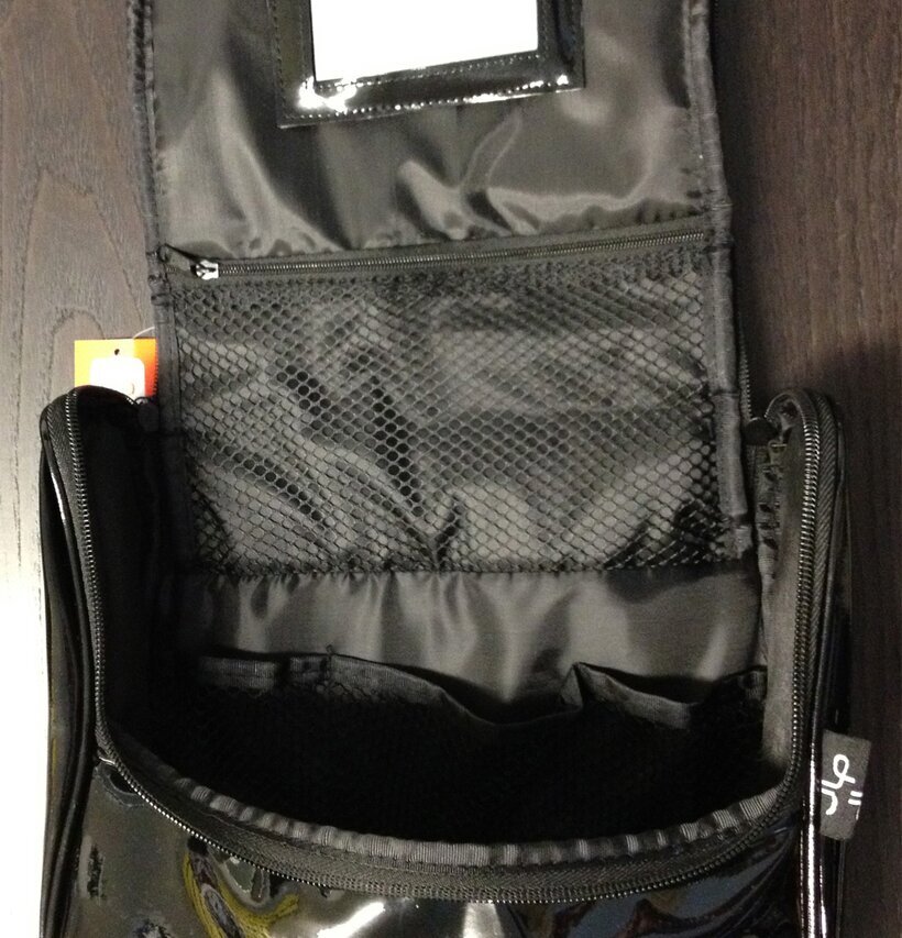 Bild av stilren hängande necessär med praktiska fack