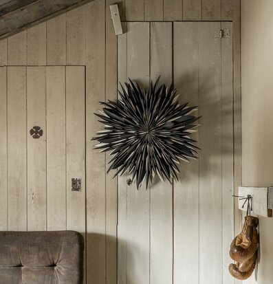 Bild av rustik inomhusmiljö med julstjärna och stil