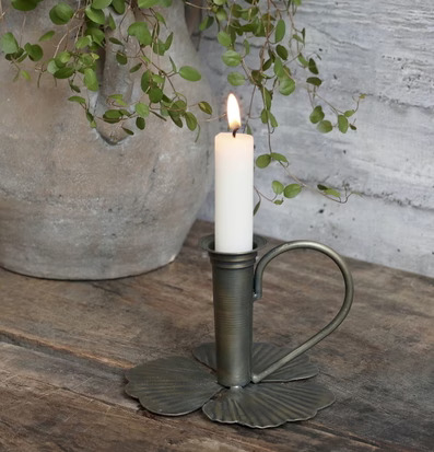 Bild av antik ljusstake med rustik och tidlös design