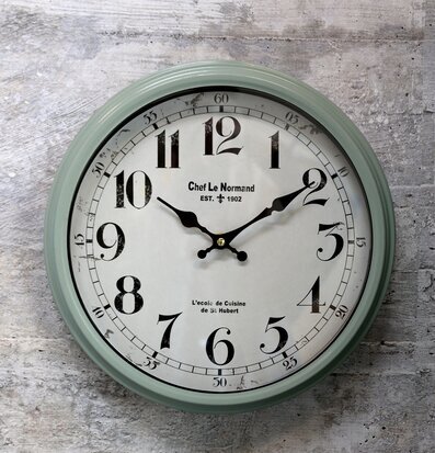 Bild av klassisk väggklocka med fransk bistrostil