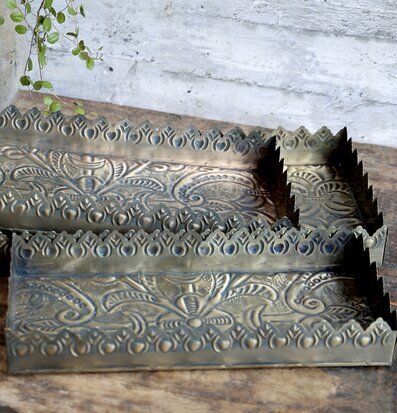 Bild av detaljrika rektangulära fat med antik känsla