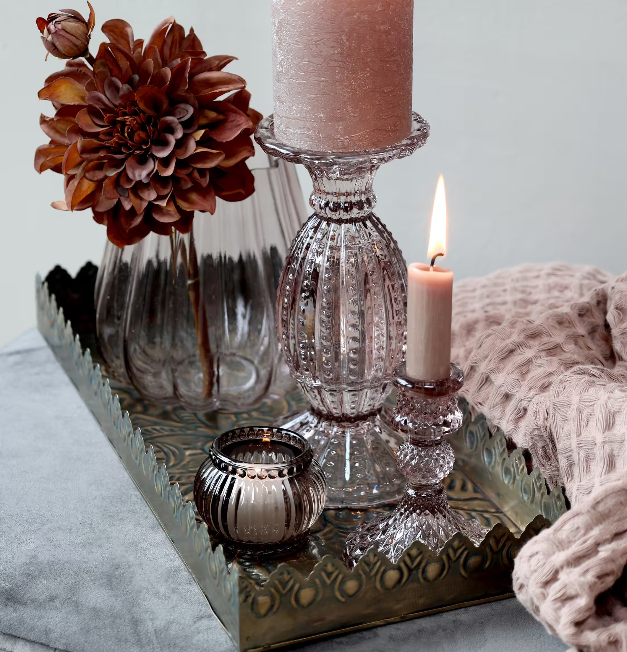 Bild av elegant stilleben med mässingsfat och ljus