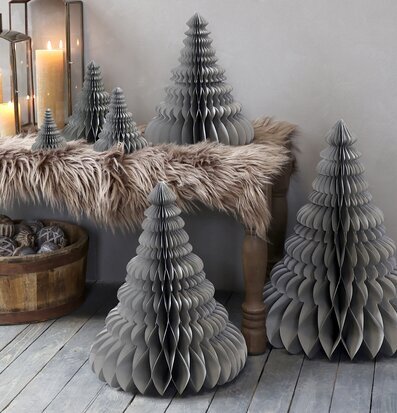 Foto av stilfull juldekoration med pappersgranar