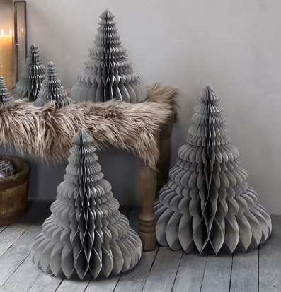 Bild av elegant julscen med pappersgranar och ljus