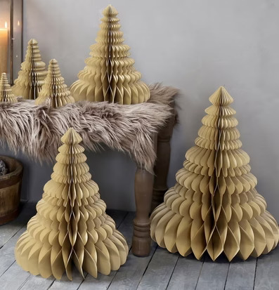 Foto av dekorativa julgranar i hemtrevlig miljö