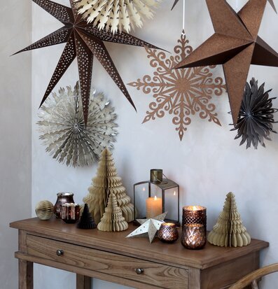 Bild av juldekorationer med papper och ljuslyktor