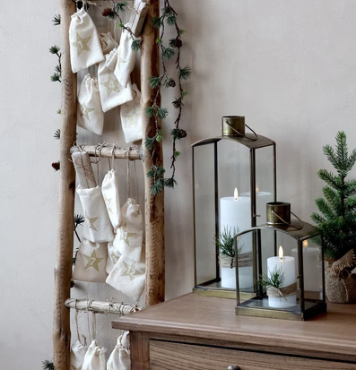 Bild av juldekoration med rustik trästege och ljuslyktor