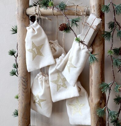 Bild av rustik adventskalender med julstämning