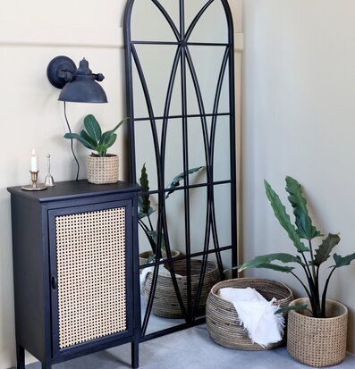 Bild av harmonisk inredning med stilrena element