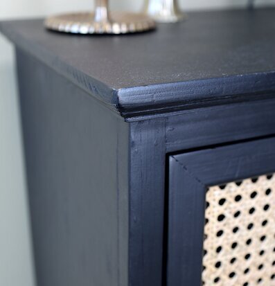 Bild av stilrent skåp med rotting och metallföremål