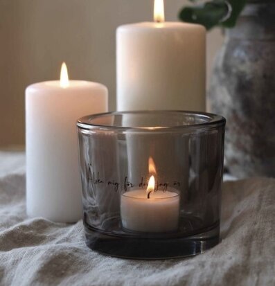 Bild av ljuslyktor i varm och inbjudande atmosfär