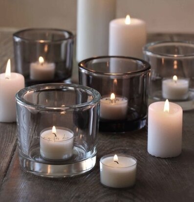 Bild av stämningsfulla ljus och ljuslyktor hemma