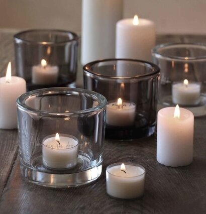 Ljuslykta Älska Mig Klarglas från Majas Cottage på träbord