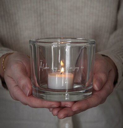 Bild av elegant ljuslykta i klarglas med inskription