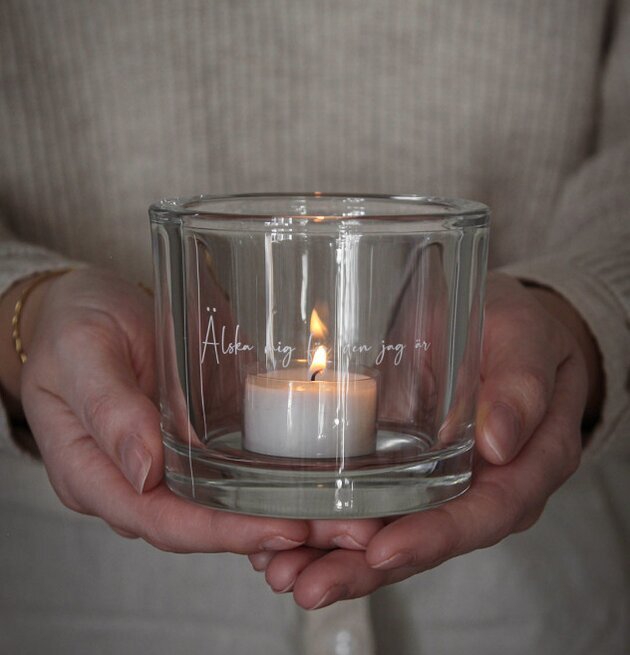 Bild av elegant ljuslykta i klarglas med inskription