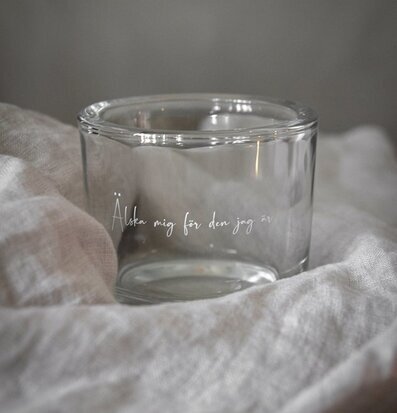 Bild av elegant ljuslykta i klarglas med ingraverad text