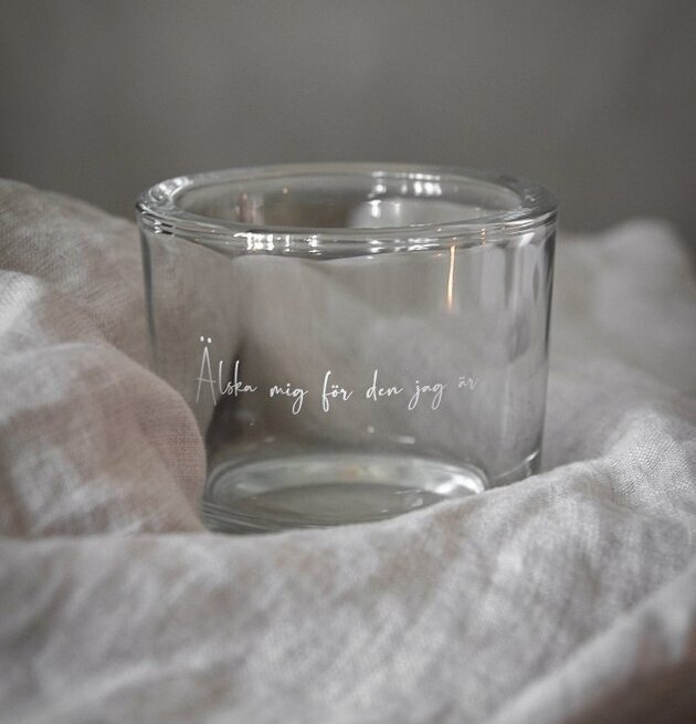 Bild av elegant ljuslykta i klarglas med ingraverad text