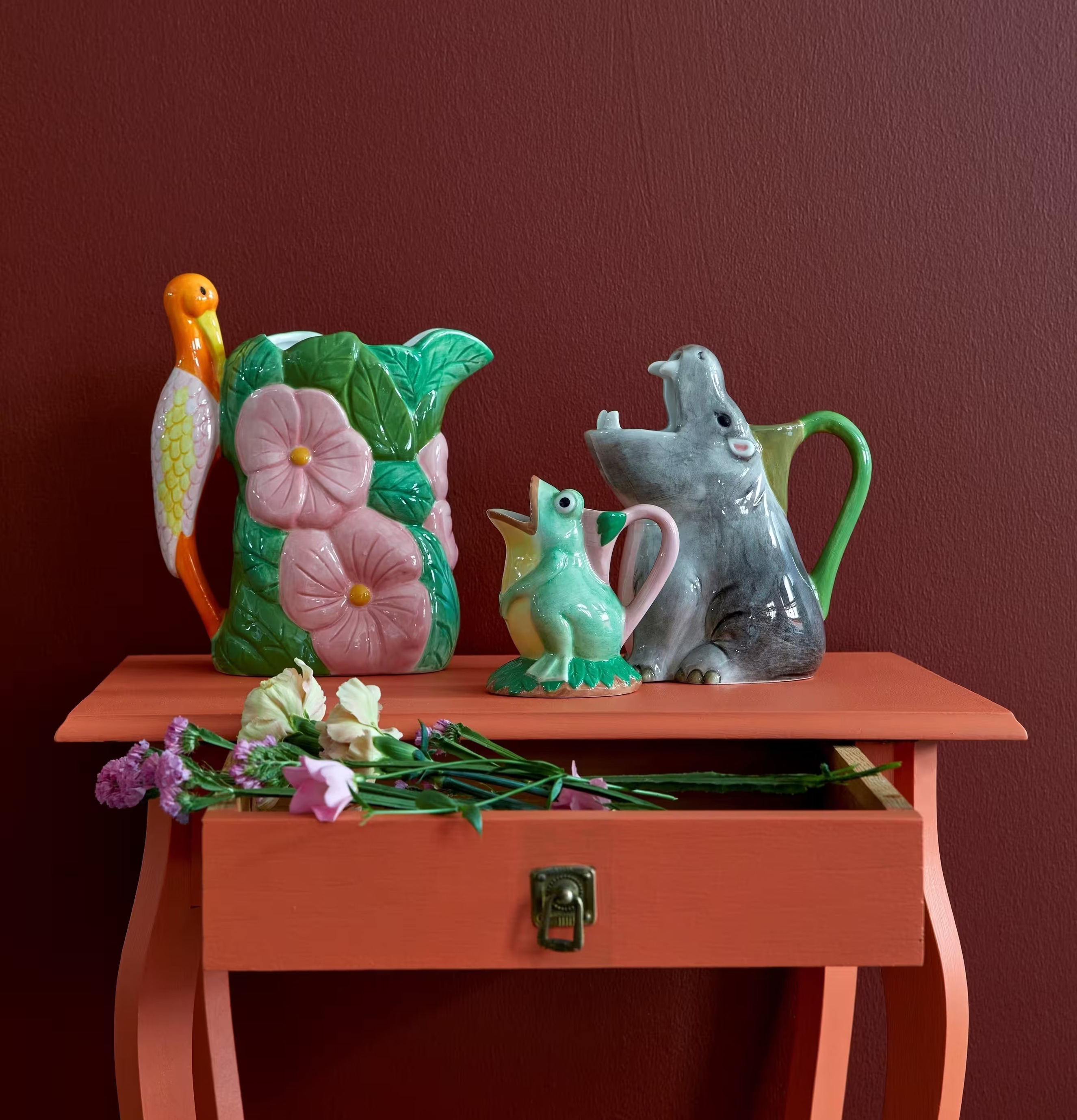 Bild av färgglada och detaljrika dekorativa vaser