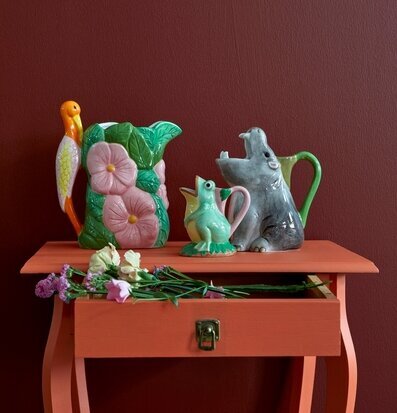 Bild av färgglada vaser och antikt bord i butiksmiljö