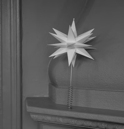 Bild av stilren stjärndekoration i hemtrevlig miljö