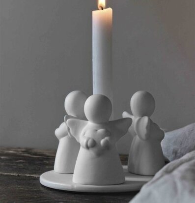 Bild av harmonisk ljusstake med änglastatyer