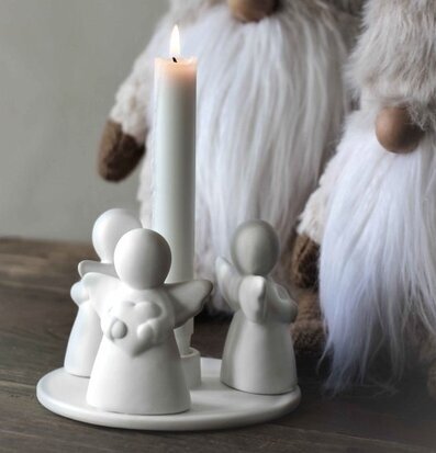 Bild av elegant ljusstake med änglar och julstämning