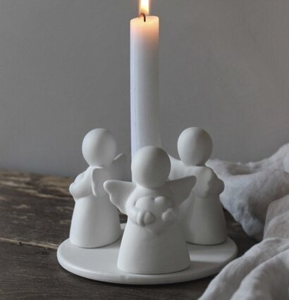 Ljusstake Guardian Angels Trio från Majas Cottage på träbord