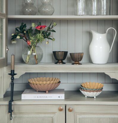 Bild av stilfullt arrangerad hylla med eleganta detaljer