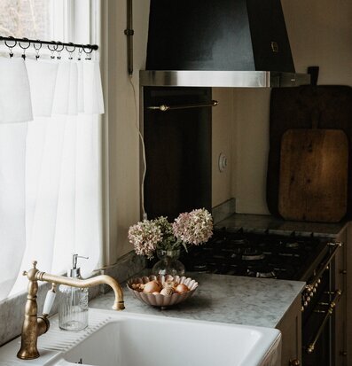 Foto av stilfullt kök med eleganta och rustika detaljer