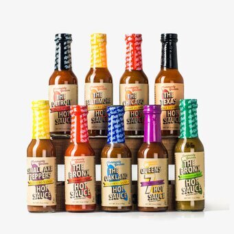 Bild av färgglada hot sauce-flaskor i pyramidform