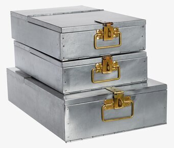 Bild av staplade metalliska lådor med mässingsdetaljer