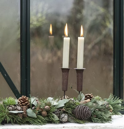 Bild av stämningsfullt arrangemang med ljushållare