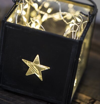 Bild av stämningsfull LED-ljusslinga i metallbehållare