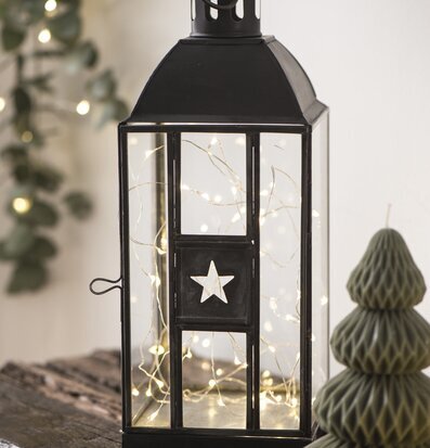 Bild av stämningsfull scen med ljuslykta och ljusslinga