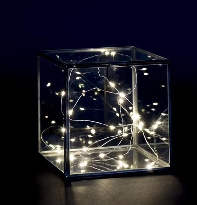 Foto av ljusslinga i glasbehållare med LED-lampor