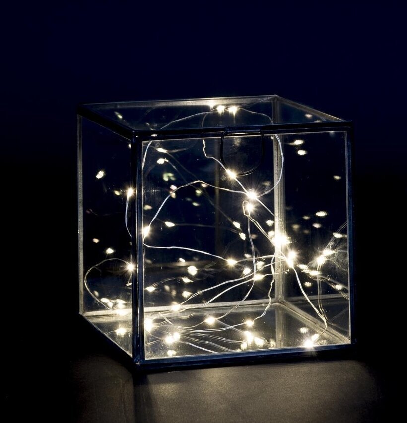 Foto av ljusslinga i glasbehållare med LED-lampor