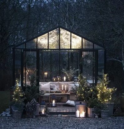 Bild av stämningsfullt växthus med LED-ljusslinga