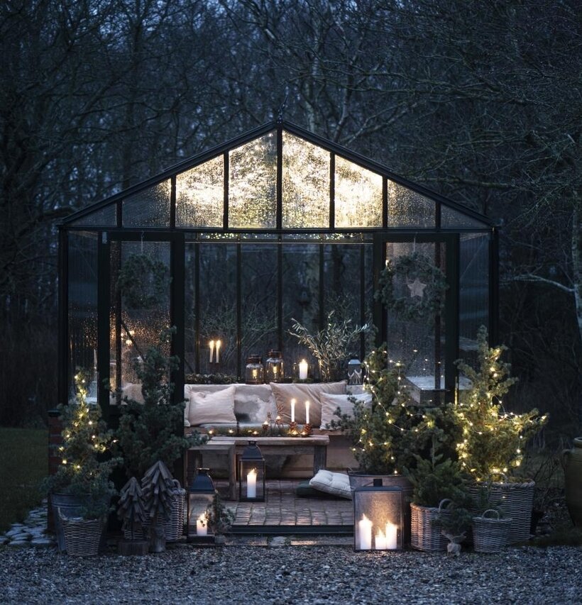 Bild av stämningsfullt växthus med LED-ljusslinga