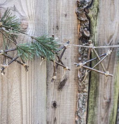 Bild av rustik dekoration med stjärnor och granris