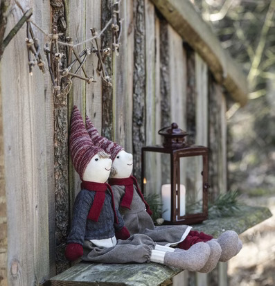 Bild av charmiga handgjorda tomtedockor i vintermiljö