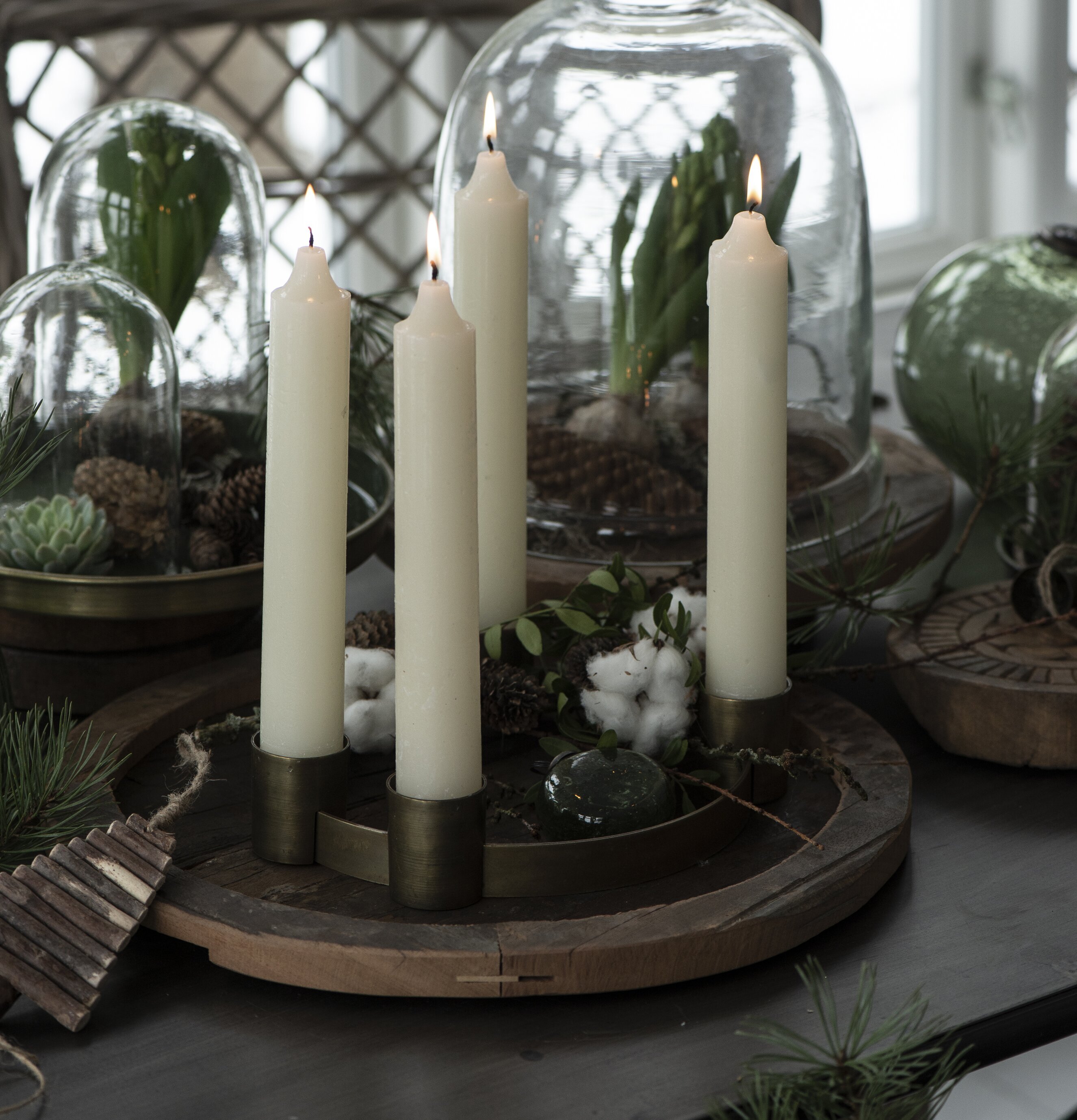 Ljusstake Advent Mässing från IB Laursen med juldekorationer