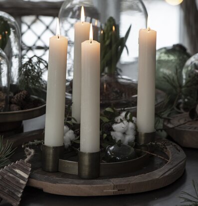 Bild av adventsljusstake i harmonisk vintermiljö