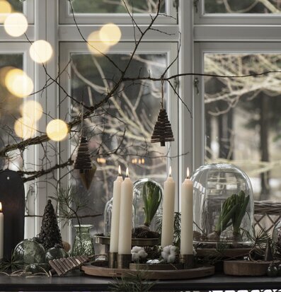 Bild av stämningsfull inomhusmiljö med adventsljusstake