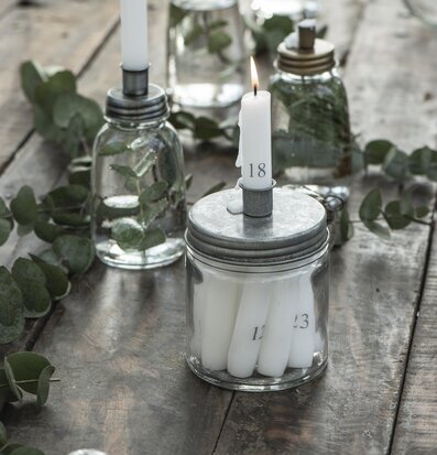 Bild av ljusstakar och krukor på rustikt träbord