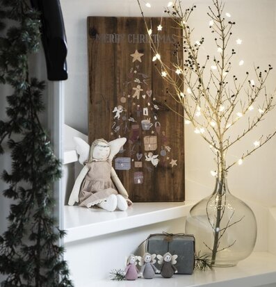 Foto av hemtrevlig juldekor med ljusslinga och girlang