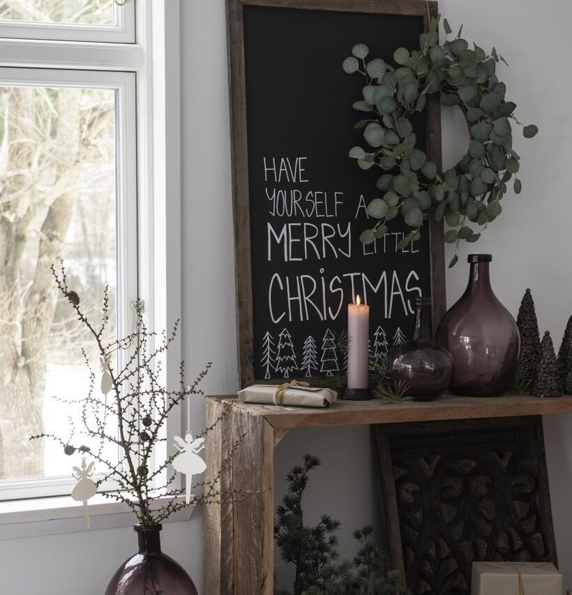 Krans Eucalyptus Ø 55 cm från IB Laursen på rustikt sidobord