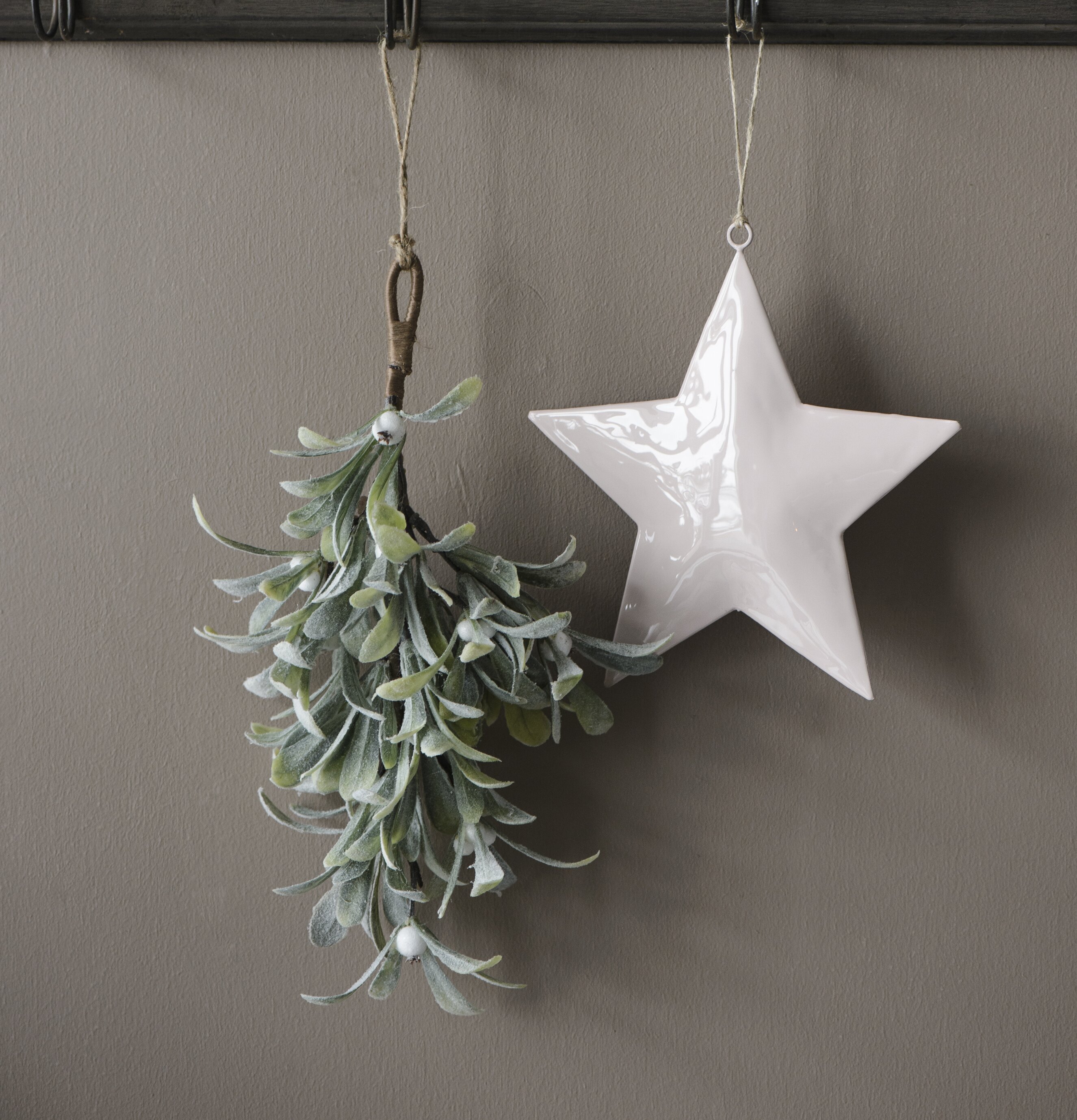 Mistel Liten från IB Laursen upphängd på en mörk träkrok