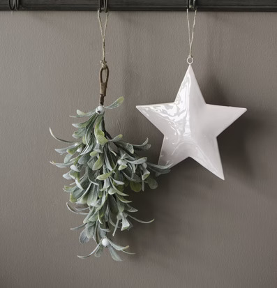 Foto av dekorativa föremål på mörk träfärgad hängare