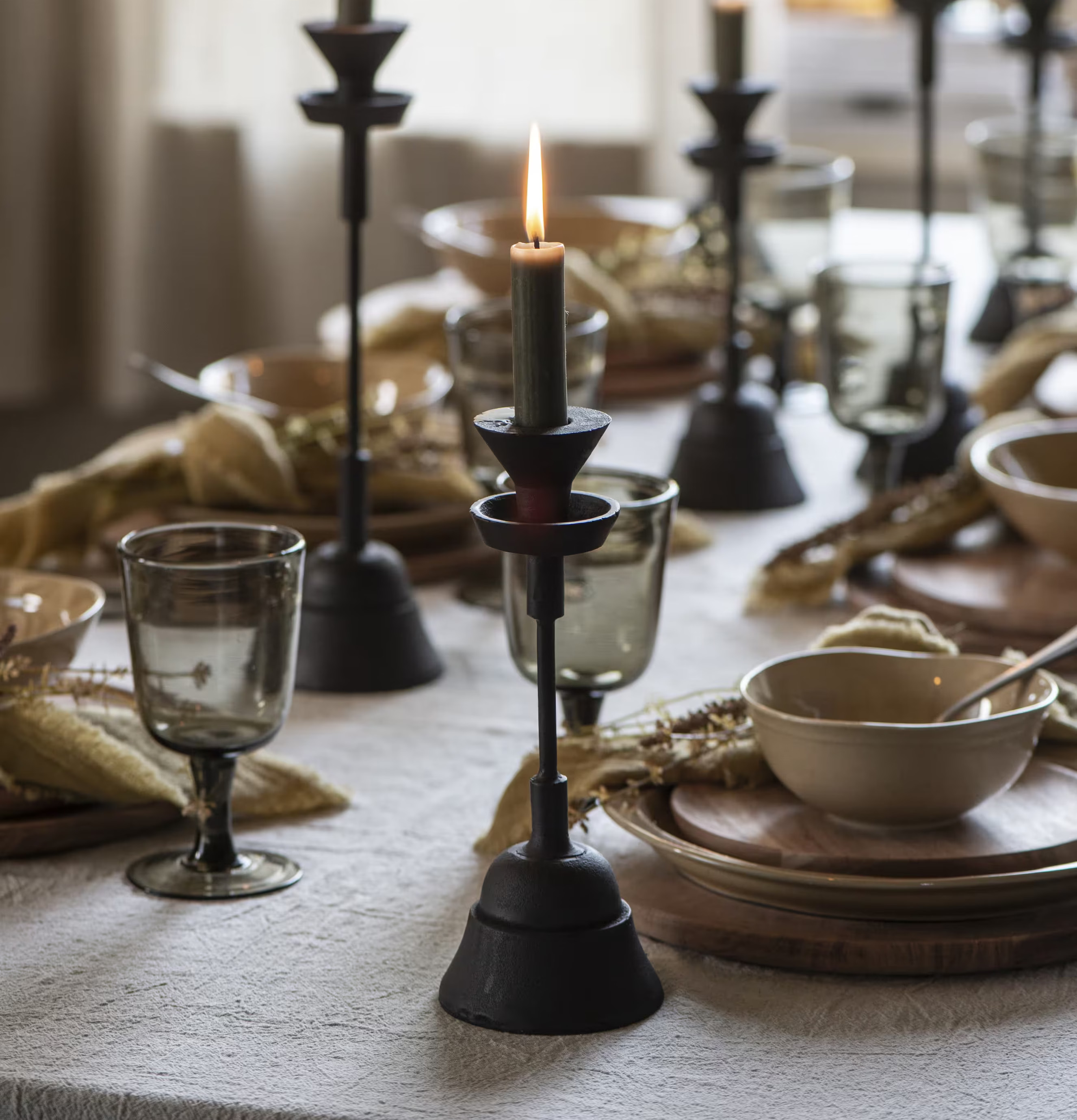 Rustikljus Lingrå Ø 2,2 cm från IB Laursen på dukat bord