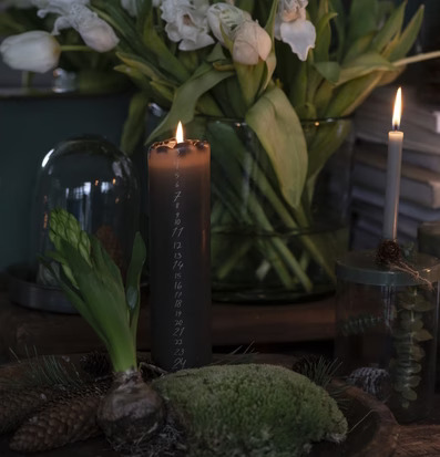 Bild av stämningsfullt adventsarrangemang med ljus